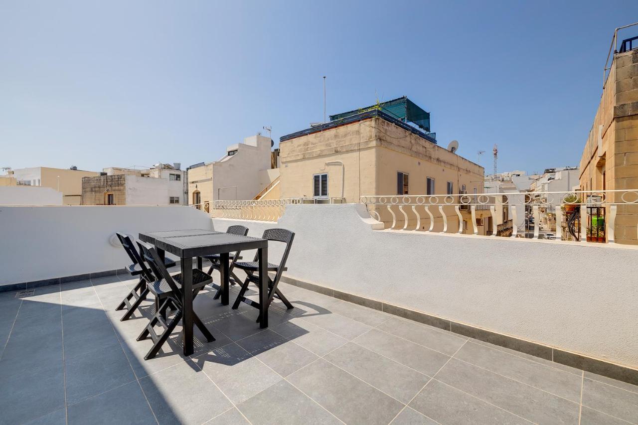 Stunning 2Br Holiday Penthouse In Central Слима Екстериор снимка