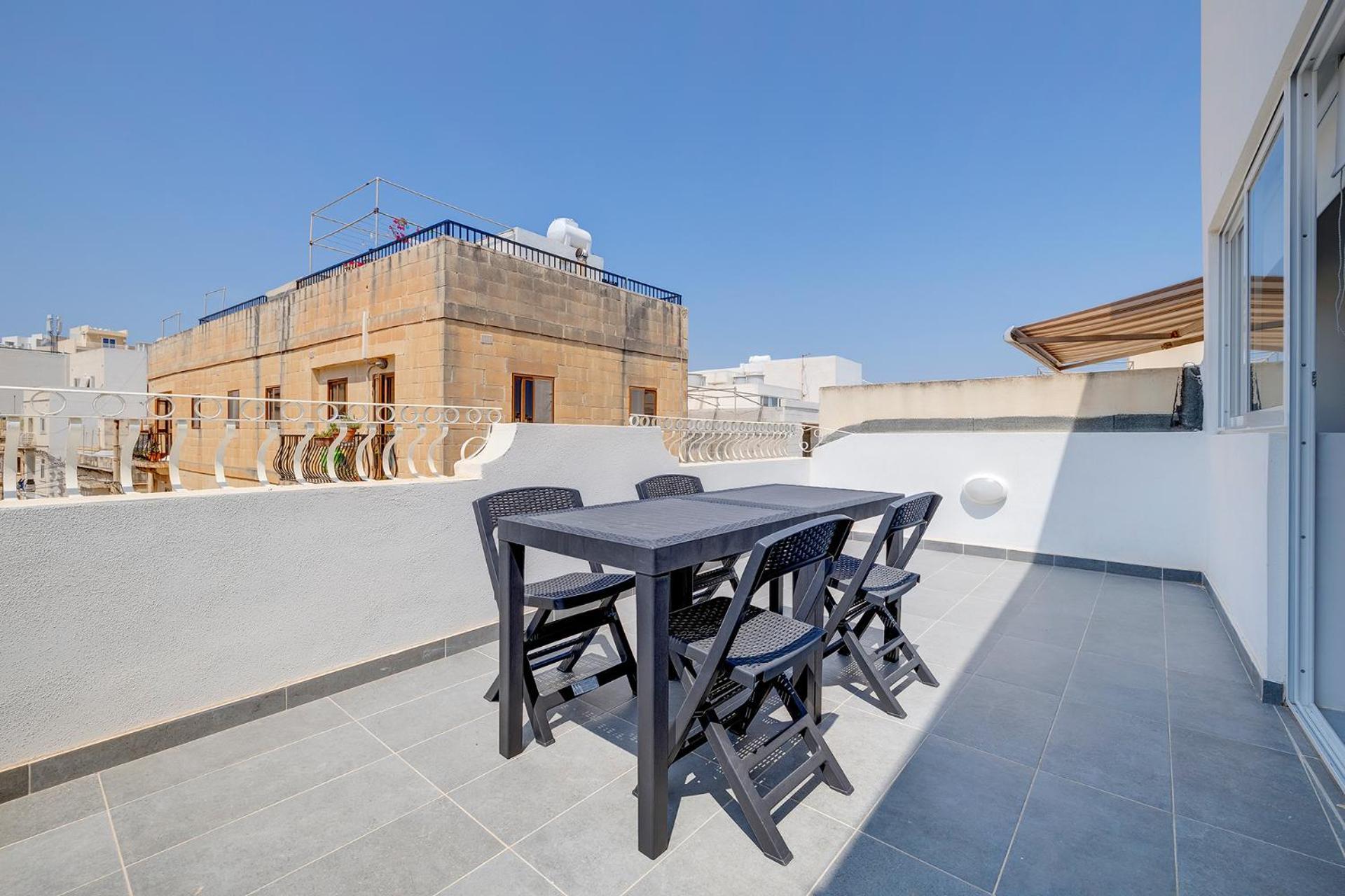 Stunning 2Br Holiday Penthouse In Central Слима Екстериор снимка