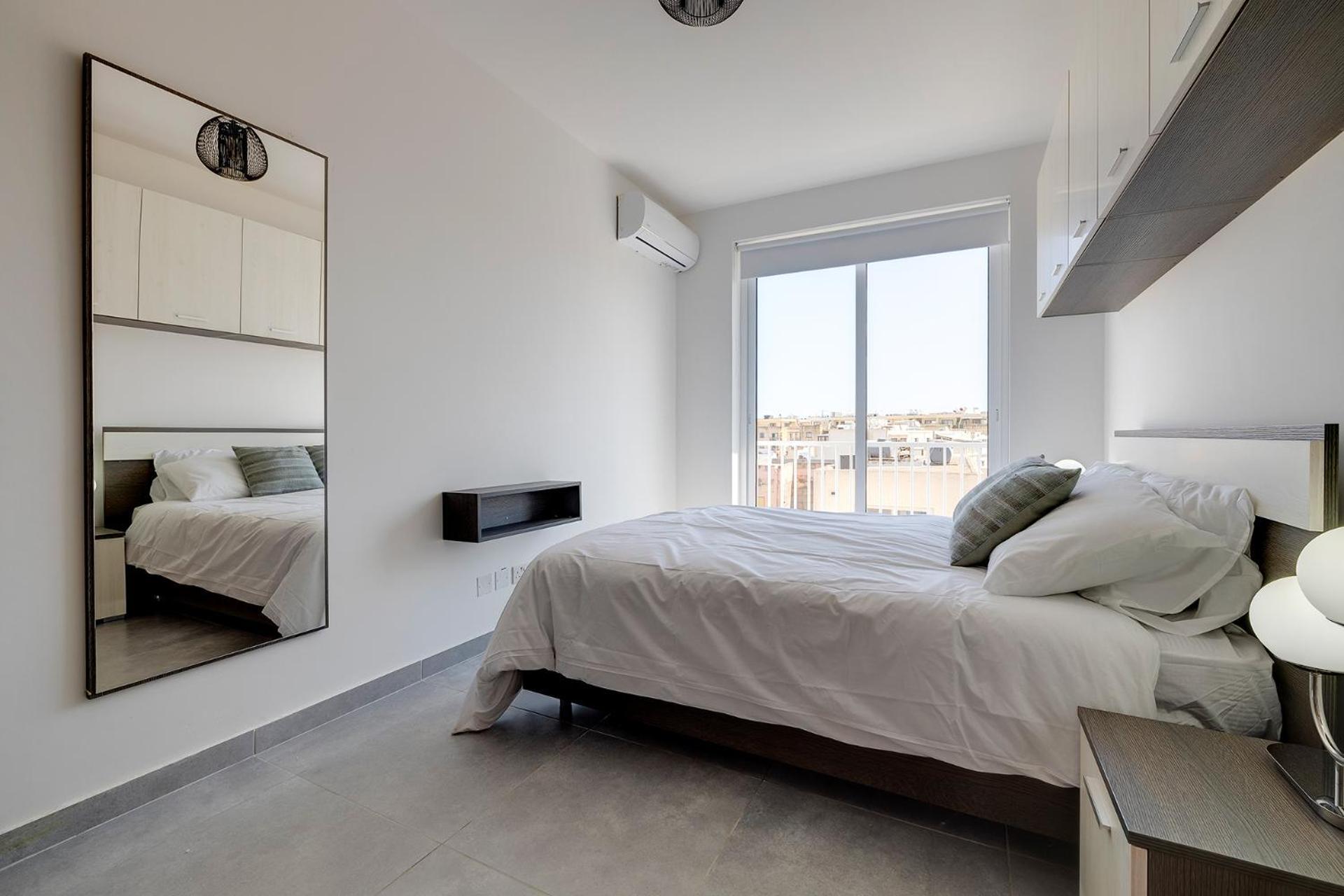 Stunning 2Br Holiday Penthouse In Central Слима Екстериор снимка