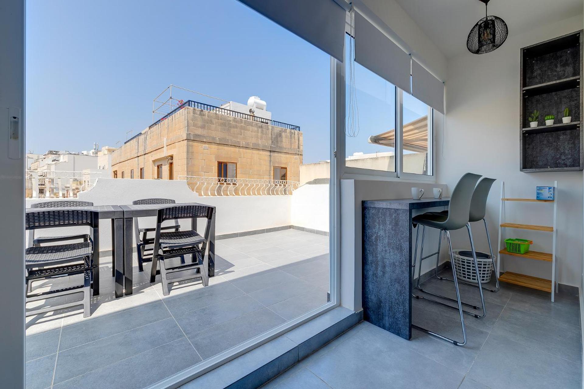 Stunning 2Br Holiday Penthouse In Central Слима Екстериор снимка