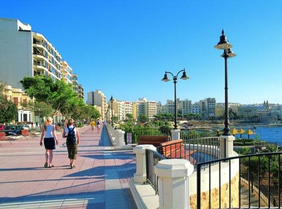 Stunning 2Br Holiday Penthouse In Central Слима Екстериор снимка